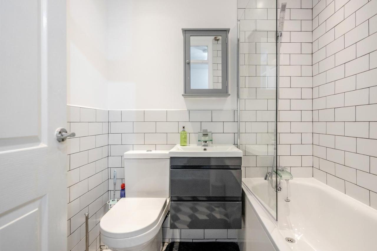 Lovely House In Dagenham / Barking With Free Parking, Wifi & Garden Exteriér fotografie